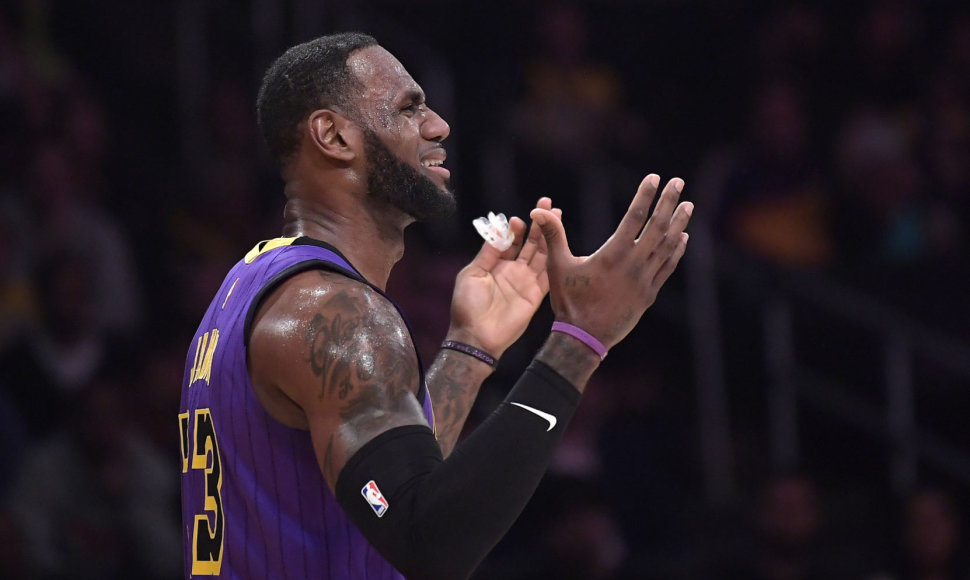 LeBronas Jamesas nusivylęs – „Lakers“ sezonas nevykęs.