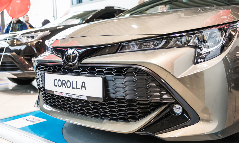 „Tokvila“ pristatė naujausius „Toyota“ modelius – visureigį RAV4 ir hečbeką „Corolla“