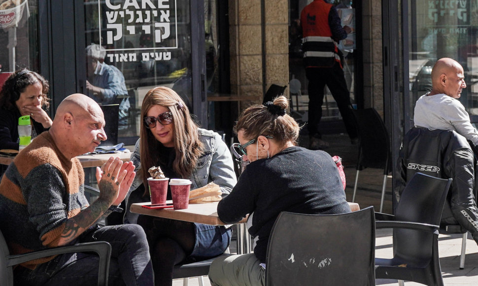 Izraelyje visiškai paskiepijus 40 proc. gyventojų vėl atidaromi restoranai ir barai