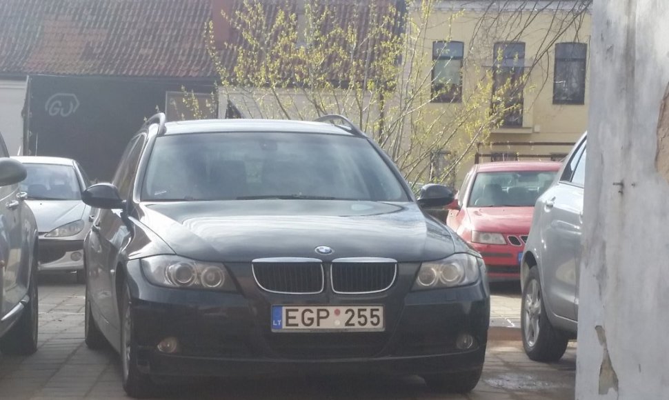 Fotopolicija: BMW prie laiptų