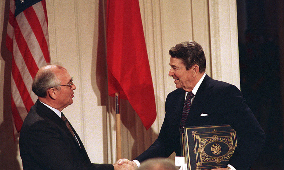 R.Reaganas ir M.Gorbačiovas (kairėje) INF pasirašė 1987 metais