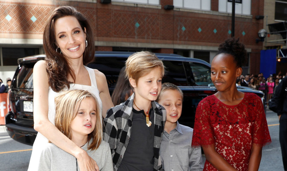 Angelina Jolie su vaikais