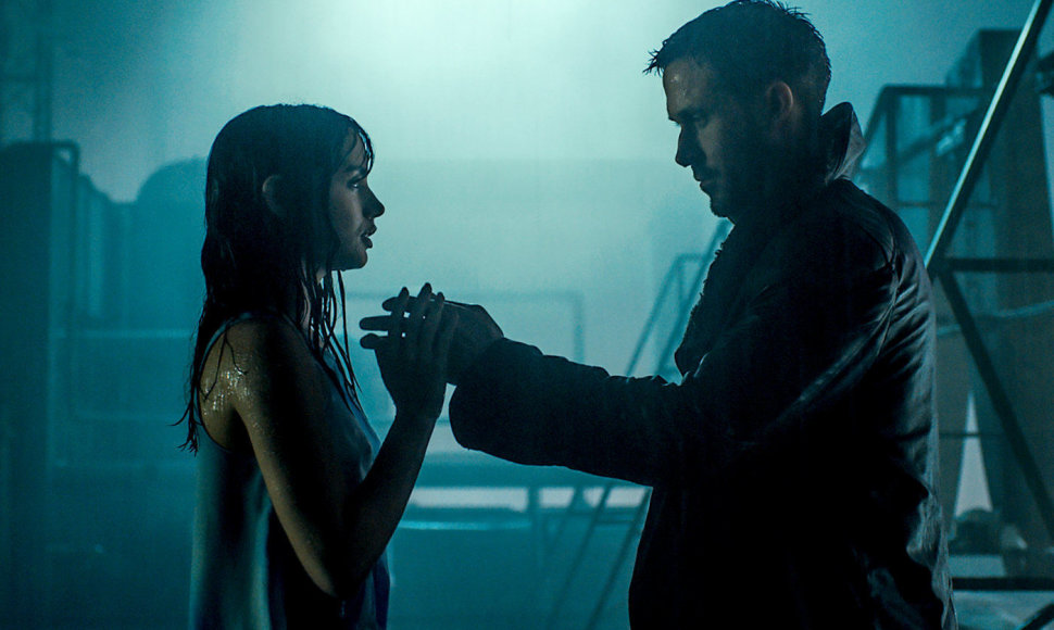 Ana de Armas ir Ryanas Goslingas filme „Bėgantis skustuvo ašmenimis 2049“
