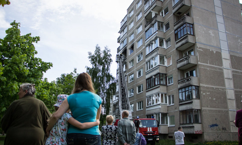 Vilniuje, Justiniškėse, daugiabučio bute kilo gaisras.