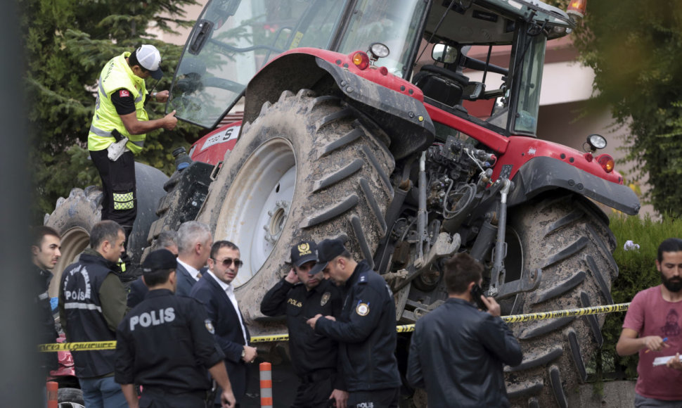 Turkų policija pirmadienį pašovė į koją traktoriaus vairuotoją