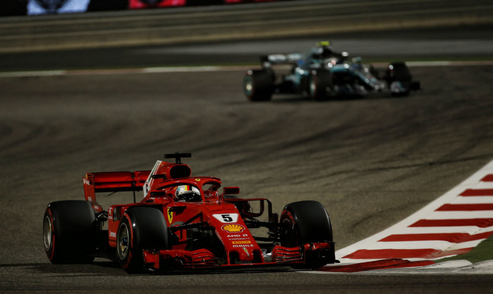 Drama tarp „Ferrari“ ir „Mercedes-Benz“ tęsėsi paskutinius penkis ratus