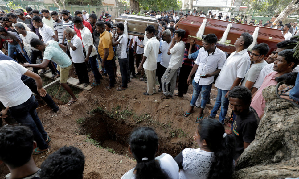Po išpuolių Šri Lankoje laidojamos aukos