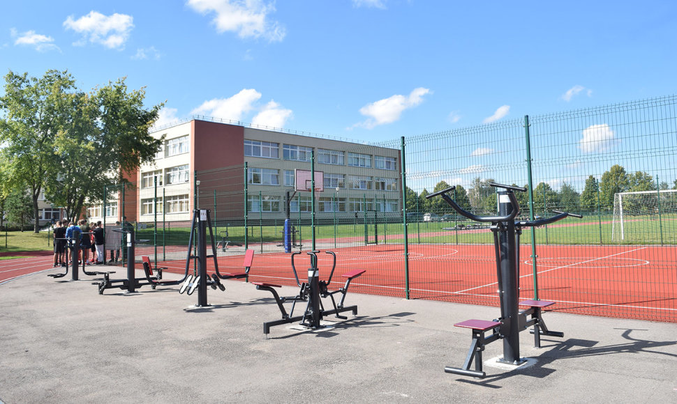 Gimnazijos kūno kultūros mokytojai pasirengę pakonsultuoti, kaip taisyklingai naudotis stadione įrengtais treniruokliais. 