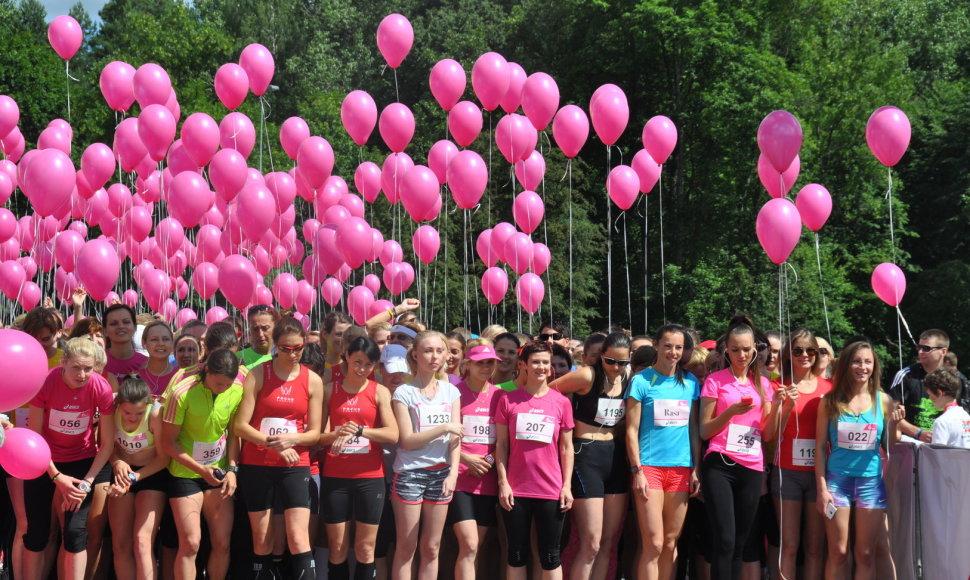 Moterys rengiasi "AVON moterų bėgimo" startui