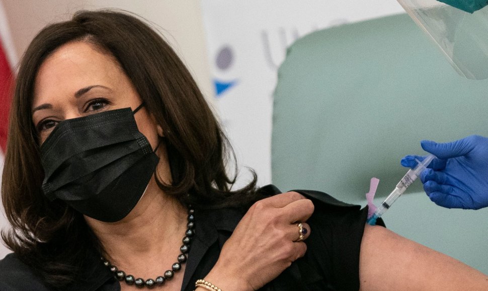 Kamala Harris paskiepyta nuo koronaviruso.