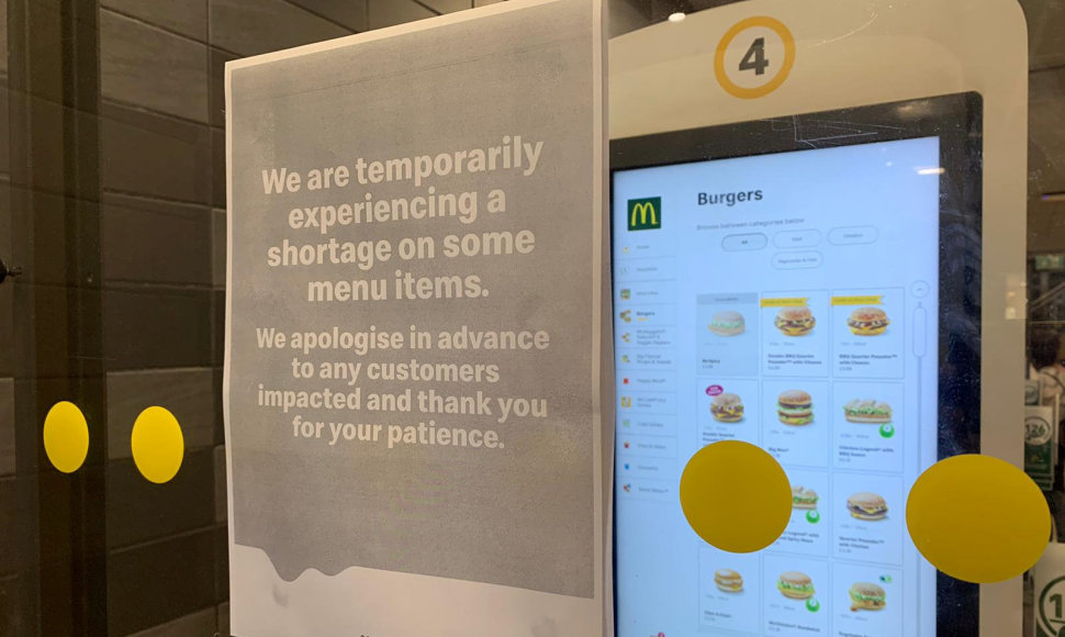 „McDonald's“ dėl tiekimo grandinių problemų daugelyje JK regionų nustojo prekiauti pieno kokteiliais ir gėrimais buteliuose.