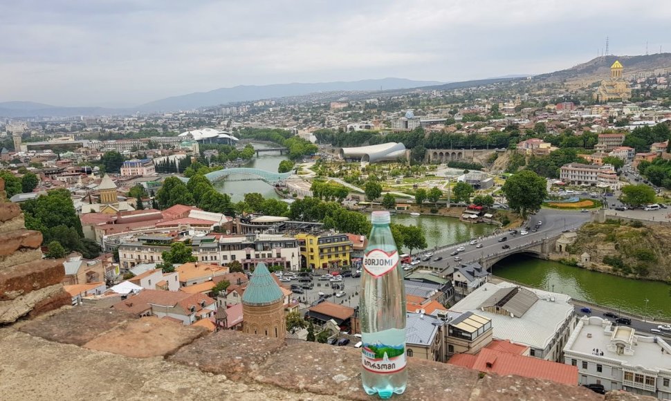 Mineralinio vandens „Borjomi“ butelis Gruzijoje atrodo lyg čia ir turėtų būti