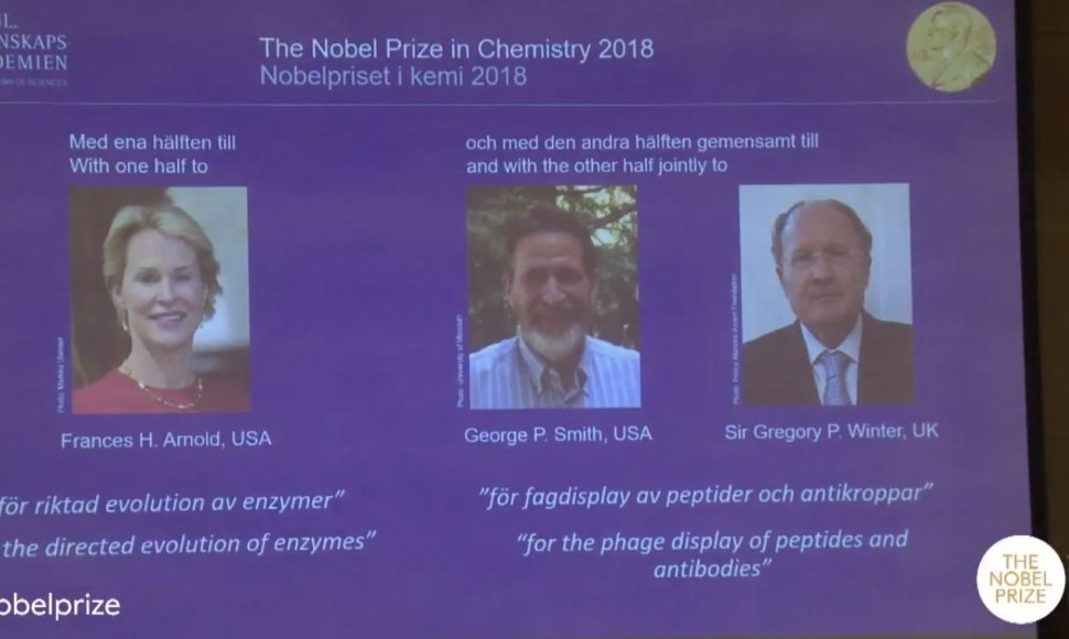 Nobelio chemijos premijos laureatai Frances H.Arnold, George'as P.Smithas ir Gregory P.Winteris.