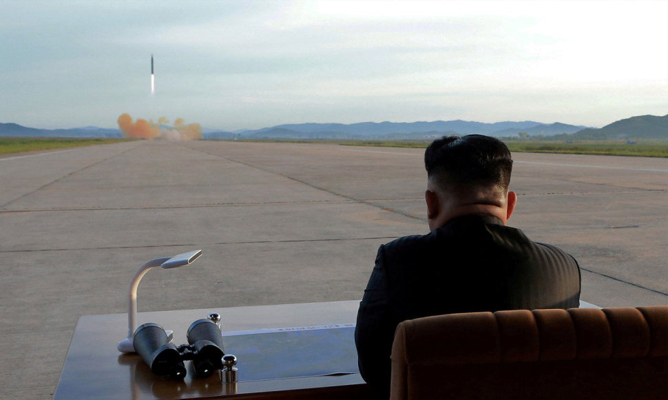Kim Jong Unas stebi balistinės raketos paleidimą.