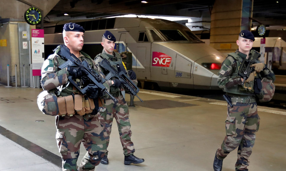 Prancūzijos kariai stotyje Paryžiuje