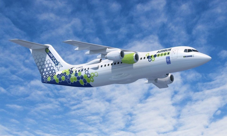 „Airbus E-Fan X“ - atkreipkite dėmesį į už sparno esančią oro įsiurbimo angą viduje sumontuotam varikliui