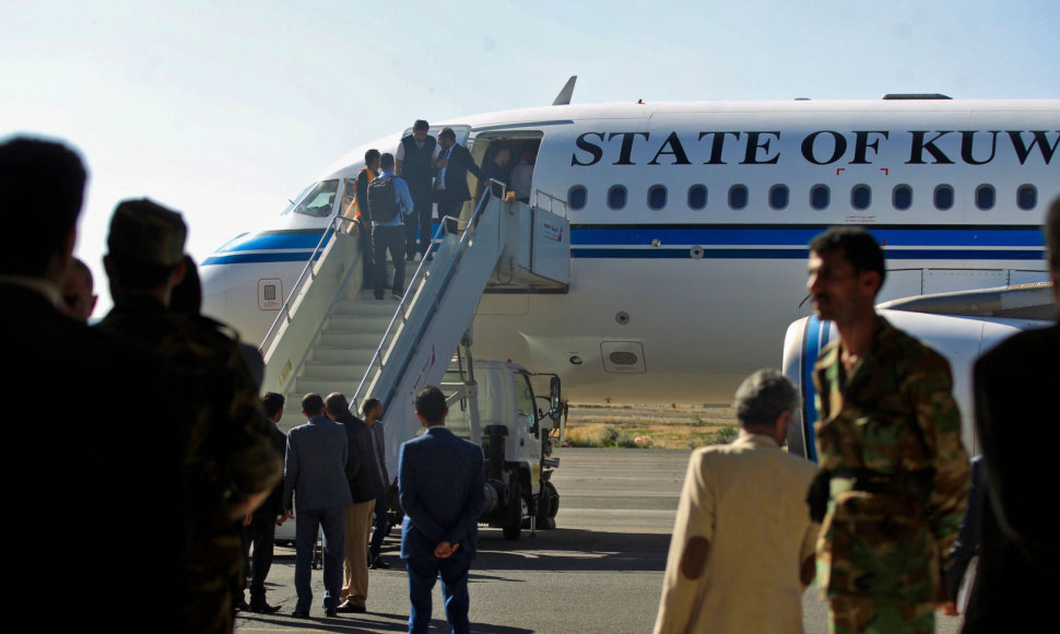 Jemeno sukilėlių delegacija išvyksta deryboms į Švediją.