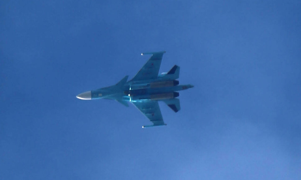Rusijos karinių oro pajėgų naikintuvas bombonešis Su-34 danguje virš Arbino
