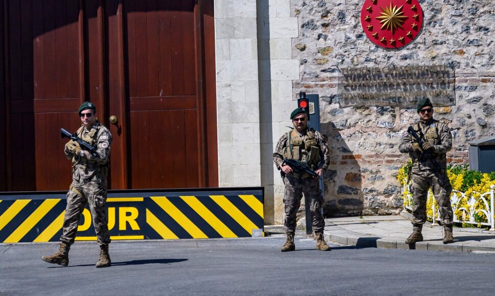 Prie Stambulo Dolmabachčės rūmų / YASIN AKGUL / AFP