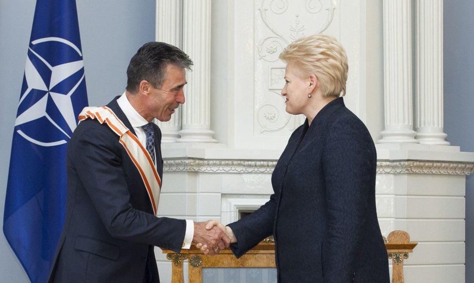 Dalia Grybauskaitė apdovanojo Andersą Foghą Rasmusseną.