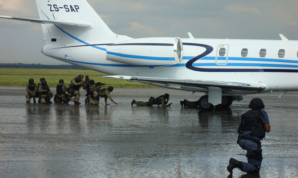 Pietų Afrikos Respublikos saugumo pajėgos simuliuoja užgrobto lėktuvo su įkaitais išlaisvinimo operaciją