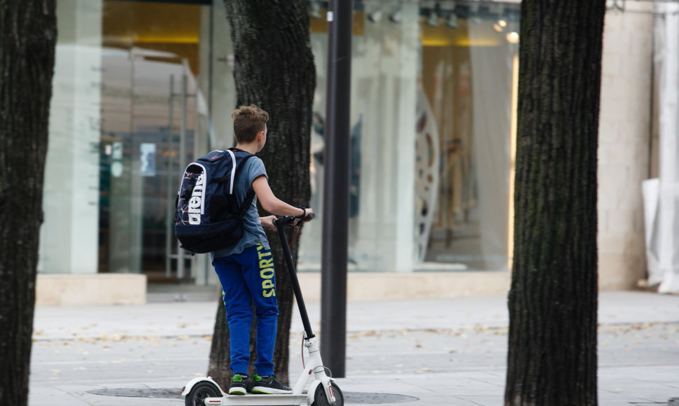 Paspirtukai Kauno Laisvės alėjoje