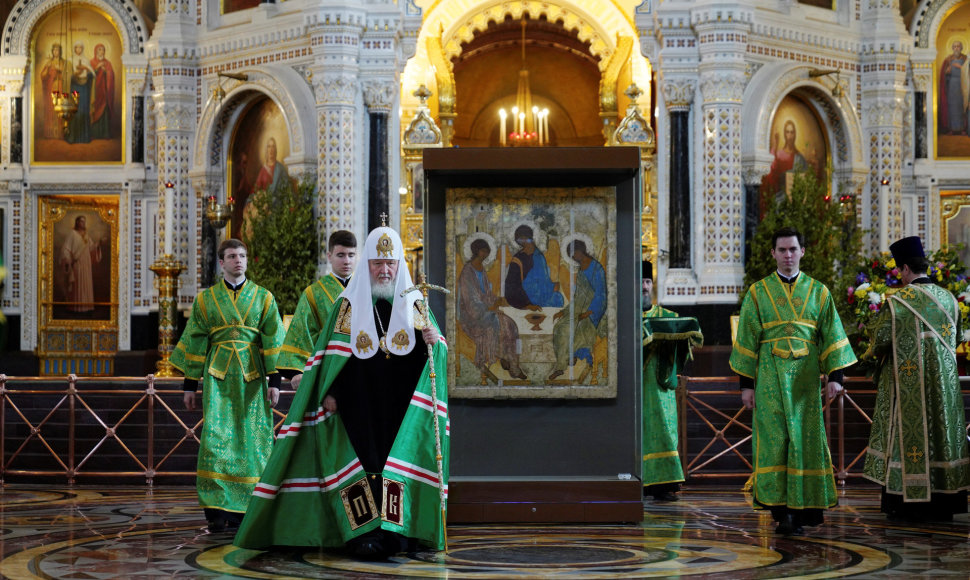Patriarchas Kirilas Andrejaus Rubliovo „Trejybės“ fone
