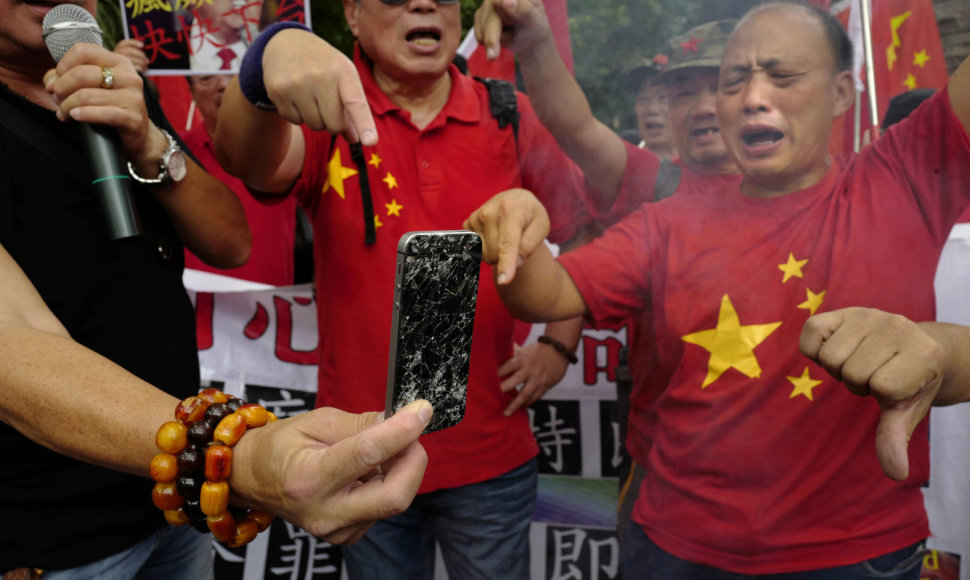 Kinai protestuodami daužo „iPhone“ telefonus