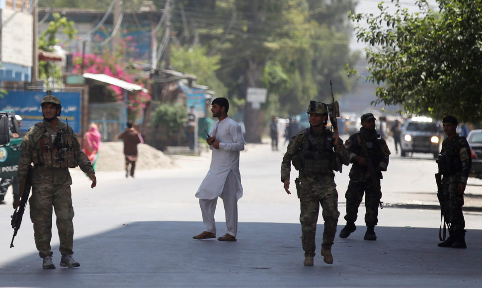 Afganistane pakelės bombai sprogus prie autobuso žuvo 11 žmonių, dešimtys sužeisti