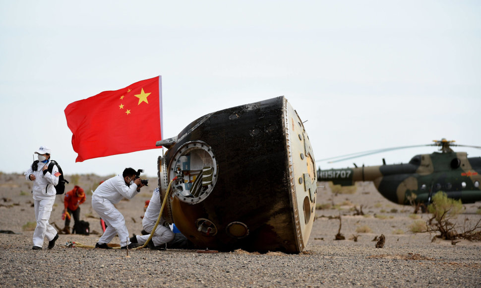 Erdvėlaivio „Shenzhou-15“ kapsulė nusileido Kinijos šiauriniame Vidinės Mongolijos regione.