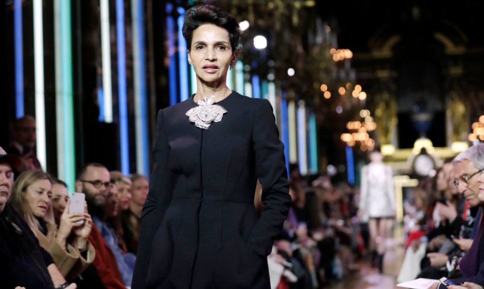 „Schiaparelli“ 2019 m. pavasario ir vasaros kolekcijos modelis - aktorė Farida Khelfa