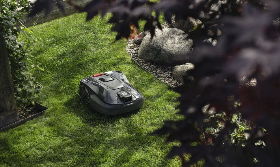 „Husqvarna“ pristatė robotus vejapjoves su dirbtinio intelekto technologija: pirmieji išbandė S. Urbonas ir S. Pranckūnė