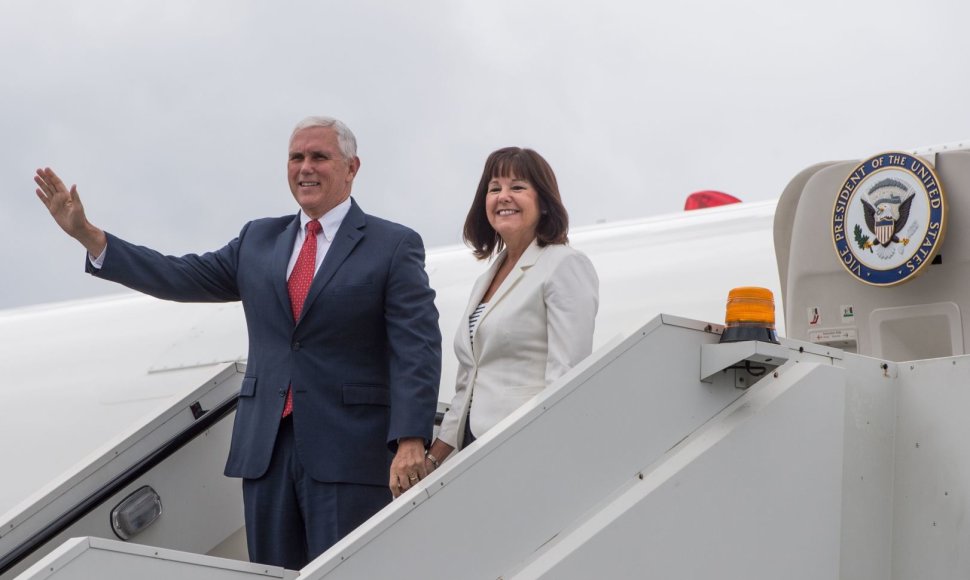 Mike'as Pence'as su žmona Karen atvyko į Taliną