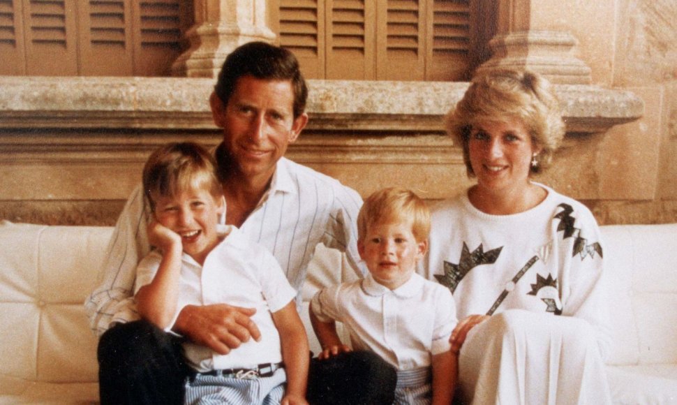 Princesė Diana ir princas Charlesas su sūnumis Williamu ir Harry (1987 m.)