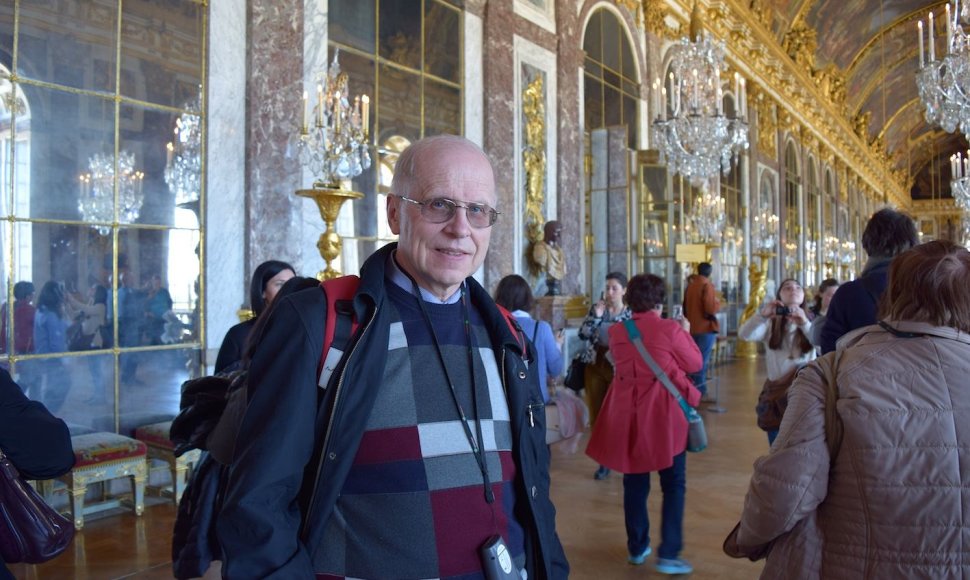 Česlovas Šimkevičius Versalio rūmuose kelionės Paryžiuje metu
