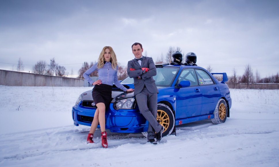 Renaldas Šeinauskas ir Rūta Krikščiūnaite prie naujojo „Subaru Impreza WRX“