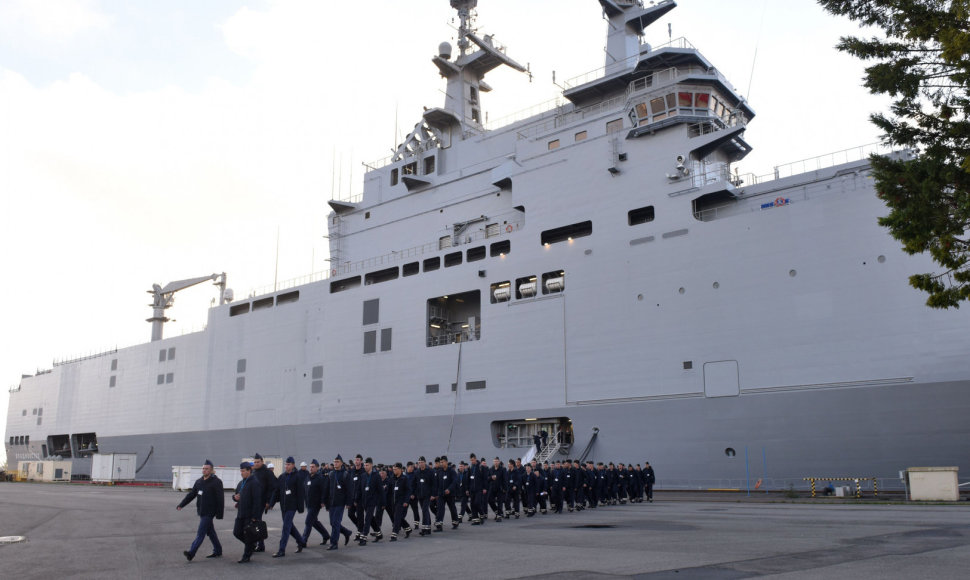 Rusijos jūrų pėstininkai prie laivo „Vladivostok“