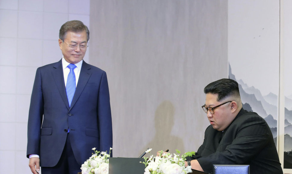 Šiaurės ir Pietų Korėjos lyderiai: Kim Jong Unas ir Moon Jae-inas 