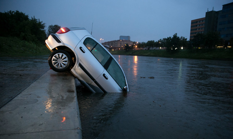 Į Nerį nuslydo automobilis