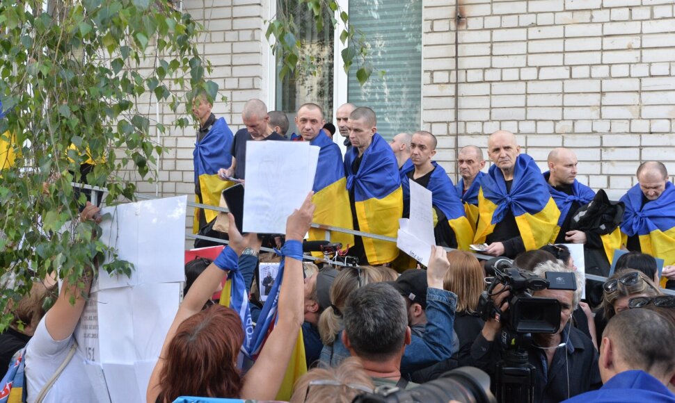 Iš nelaisvės grįžę ukrainiečiai kariai