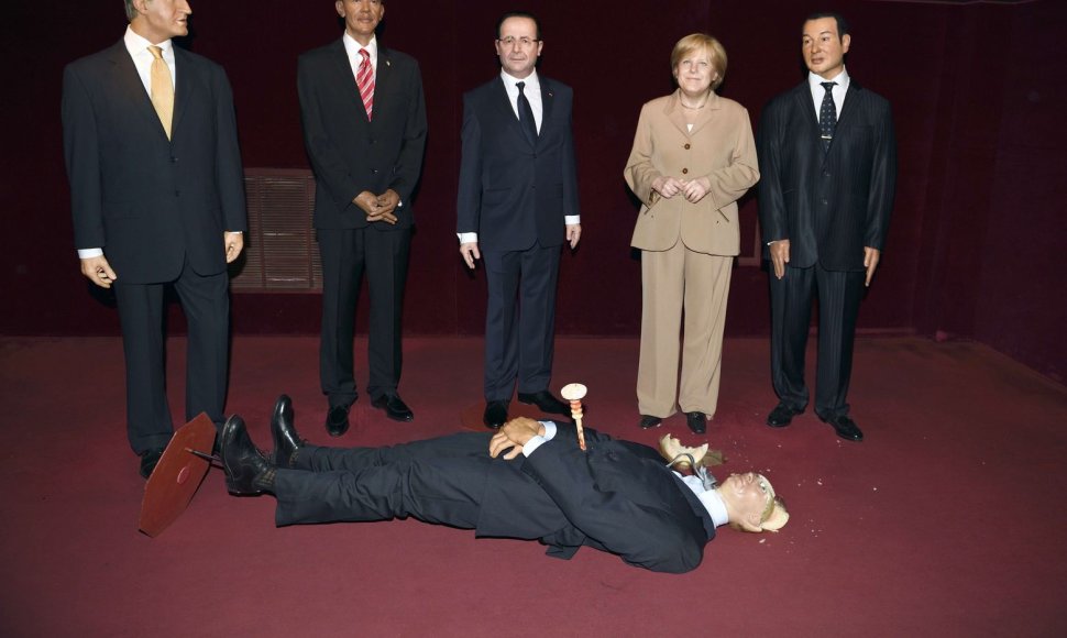 Išniekinta Rusijos prezidento Vladimiro Putino vaškinė figūra guli prie Ispanijos karaliaus Juano Carloso, JAV prezidento Baracko Obamos, Prancūzijos prezidento Francois Hollande'o, Vokietjos kanclerės Angelos Merkel ir Maroko karaliaus Mohamedo VI