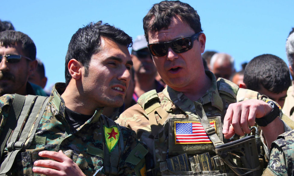Kurdų kovotojas ir amerikiečių karys