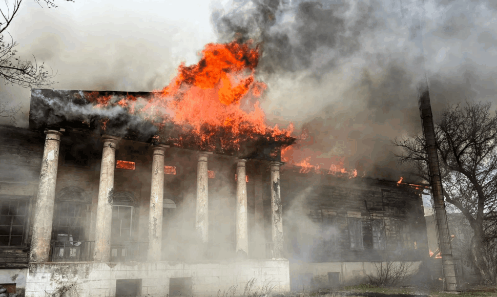 Rusijos dronai sunaikino Doncivų-Zacharževskių dvarą Charkivo srityje