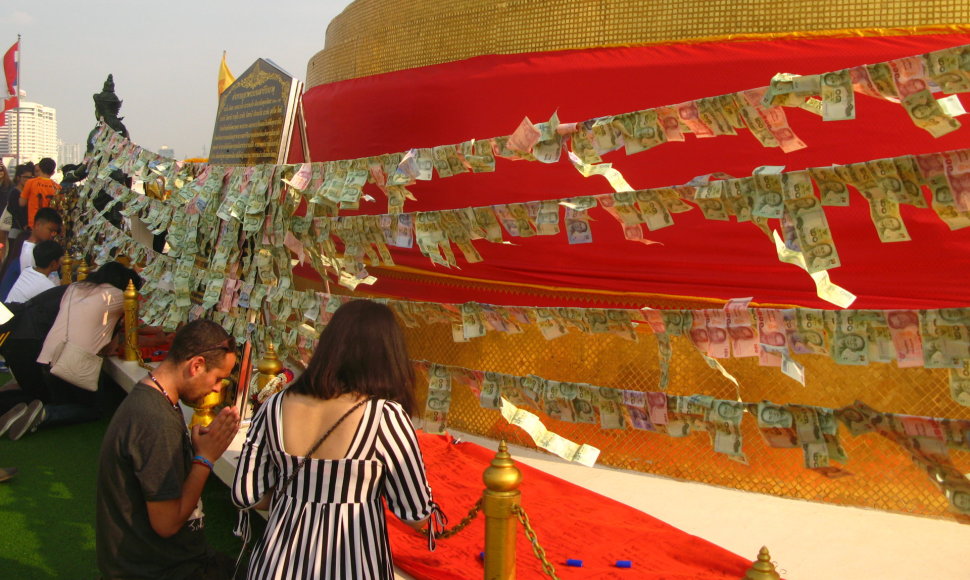 Tradicinis aukojimo šventyklai būdas – banknotų kabinimas ant pinigų „medžio“. 