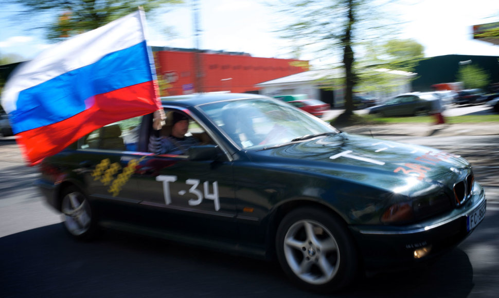 Automobilis su Rusijos vėliava Rygoje