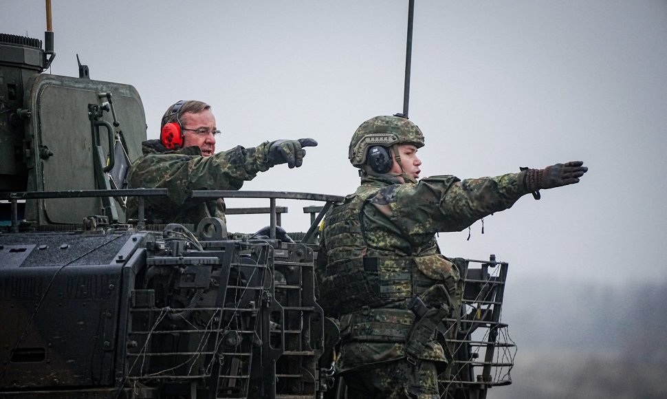 Vokietijos gynybos ministras Borisas Pistorius su kariais