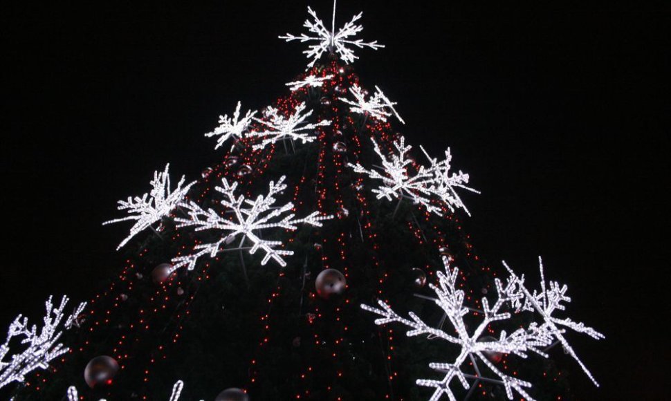 Šeštadienio vakarą įžiebta ir Klaipėdos centrinė kalėdinė eglutė.