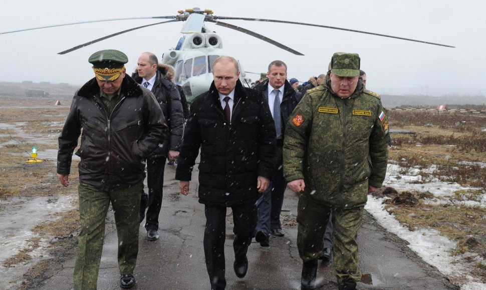 Vladimiras Putinas stebėjo karines pratybas Leningrade
