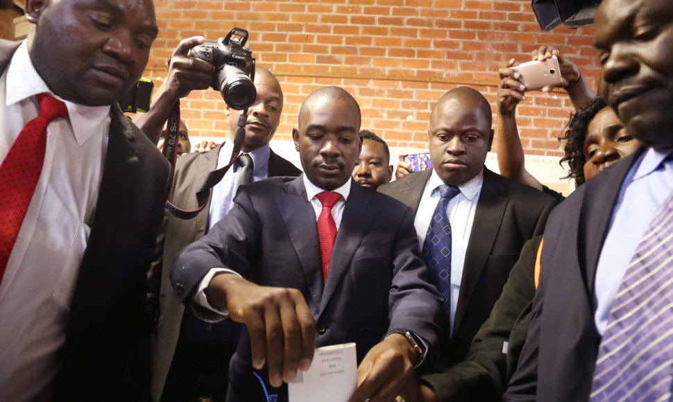 Nelsonas Chamisa balsuoja