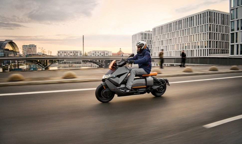 BMW pristatė elektrinį miesto motorolerį „CE 04“
